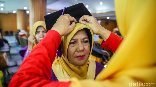 Puluhan Lansia Wisuda Setelah Rampungkan Pendidikan Nonformal