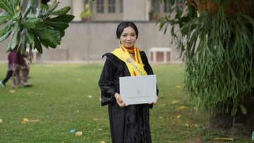 Kisah Sita Teliti Genetik Ayam Jadi Wisudawan S3 Termuda UGM di Usia 34 Tahun