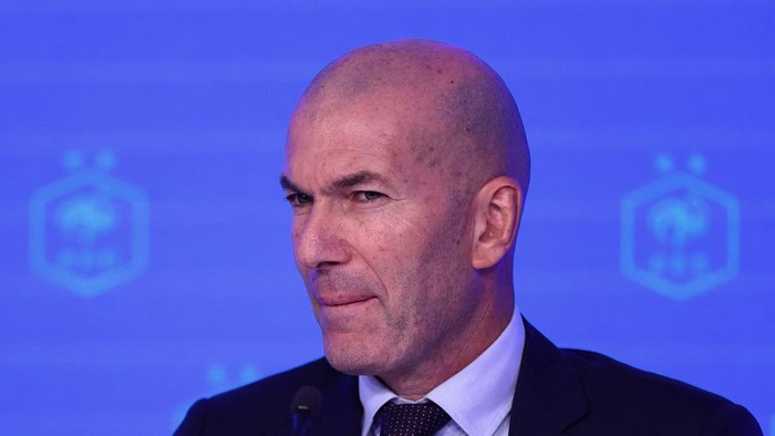 Zinedine Zidane tolak tawaran banyak klub demi Timnas Prancis.