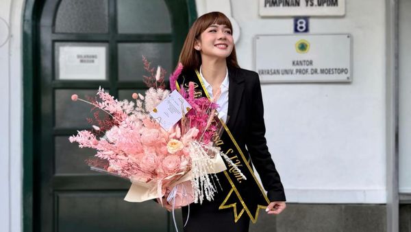 Adiezty Fersa Lulus Sidang Sarjana Ilmu Komunikasi Usai 18 Tahun Kuliah