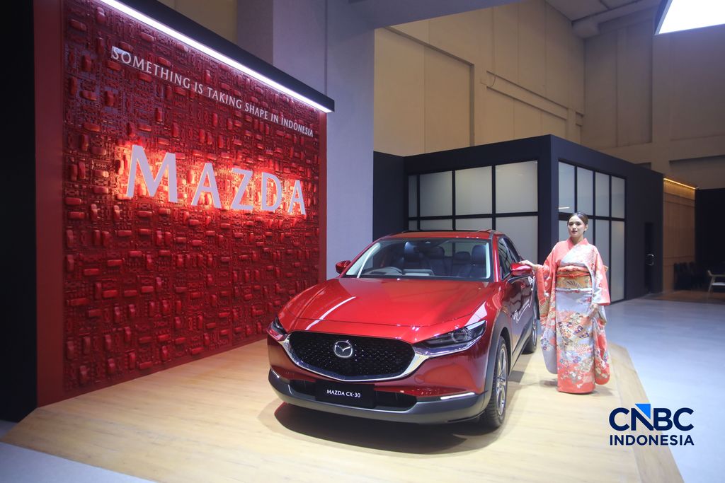 All New Mazda CX-30 nan dirakit di Indonesia ditampilkan dalam aktivitas GIIAS 2026 di ICE BSD, Kabupaten Tangerang, Banten, Rabu (29/7/2026). (CNBC Indonesia/Faisal Rahman)