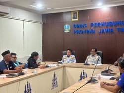 Sopir Angkot Malang Geruduk Kantor Dishub Jatim di Surabaya, Ini Tujuannya