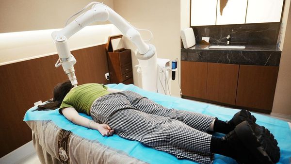 Wow! Bandara di China Hadirkan Robot AI untuk Layanan Kesehatan