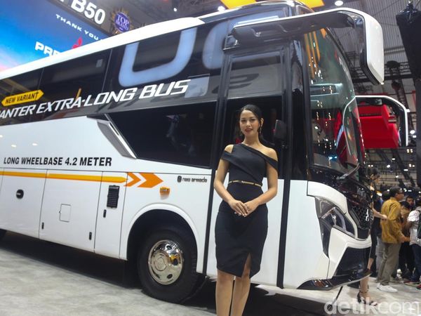 Penampakan Bus Ekstra Panjang Fuso