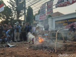Demo di Kejari Pati Berlanjut, Massa Bakar Keranda-Lempar Bangkai Ayam