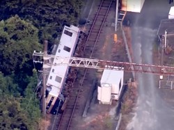 Video Gempa di Jepang: Rumah Terbakar, Kereta Terguling-Mal Runtuh