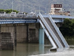 Video Jepang Diguncang Gempa: Jembatan-Kuil Runtuh, Rumah Kebakaran!