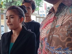 Karina Ranau Kecewa Polisi Tak Tahan Tersangka Dugaan Penganiayaan