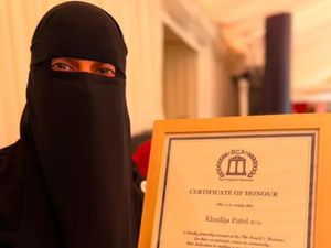 Raih Penghargaan Bergengsi, Wanita Muslim Ini Malah Dihujat karena Cadar