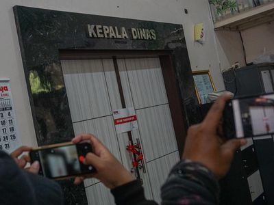 KPK Segel Kantor Dinas PUPR dan Dua Rumah di Pemalang