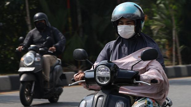 Kualitas udara Pontianak sangat tidak sehat Pengendara motor dengan masker melintasi jalan yang diselimuti kabut asap di Pontianak, Kalimantan Barat, Selasa (28/7/2026). Berdasarkan pantauan IQAir pada Selasa (28/7), kualitas udara di Kota Pontianak berada pada kategori Very Unhealthy (sangat tidak sehat) dengan indeks AQI 222 akibat tingginya konsentrasi partikel halus PM2.5 yang mencapai 147 µg/m³. ANTARA FOTO/Jessica Wuysang