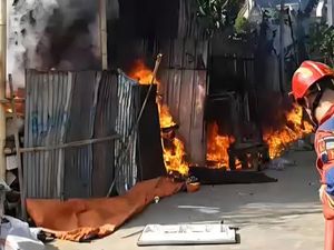 Lapak Pengepul Rongsokan Terbakar di Bogor, Asap Membubung Tinggi
