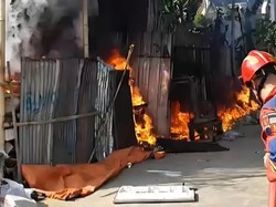 Lapak Pengepul Rongsokan Terbakar di Bogor, Asap Membubung Tinggi