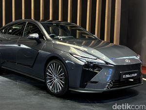 Pesona Lexus ES Terbaru Menggoda Orang Tajir Indonesia