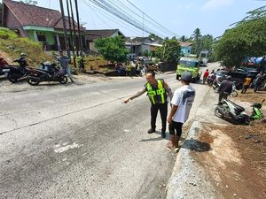 Momen Ngeri Truk Gagal Nanjak Tabrak Pemotor-Pejalan Kaki di Semarang
