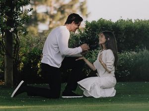Momen Madison Beer Dilamar Pemain Football Amerika Justin Herbert