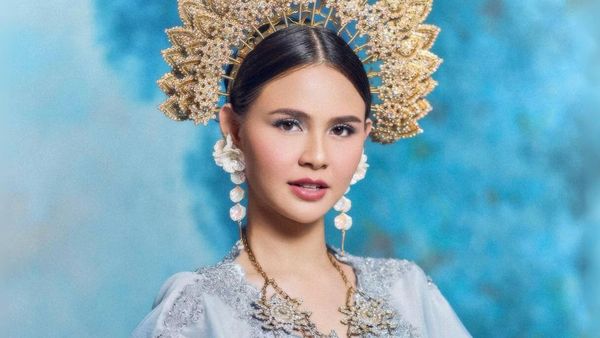 Maizura Anggun dalam Balutan Busana Adat Modern