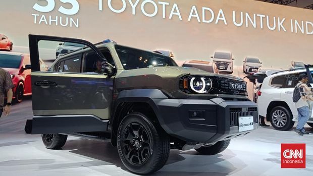 Toyota juga menampilkan Land Cruiser FJ untuk pertama kalinya di hadapan publik Indonesia.