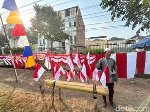 Euforia Jelang HUT RI, Pedagang Bendera Menjamur di Palembang