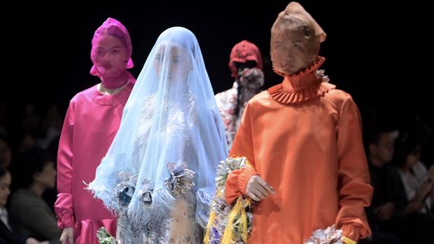 Peragaan busana Lakon Indonesia di JF3 Fashion Festival Sejumlah model mengenakan busana karya Lakon Indonesia pada JF3 Fashion Festival 2026 di Fashion Tent Summarecon Mall Kelapa Gading, Jakarta, Rabu (29/7/2026). Lakon Indonesia menghadirkan koleksi fesyen bertajuk Harsa, yang dalam bahasa Sanskerta berarti kebahagiaan melalui siluet yang lebih ringan, lembut dan elegan dengan pakaian sehari-hari karya perajin Indonesia dengan pendekatan desain yang lebih kontemporer. ANTARA FOTO/M Risyal Hidayat