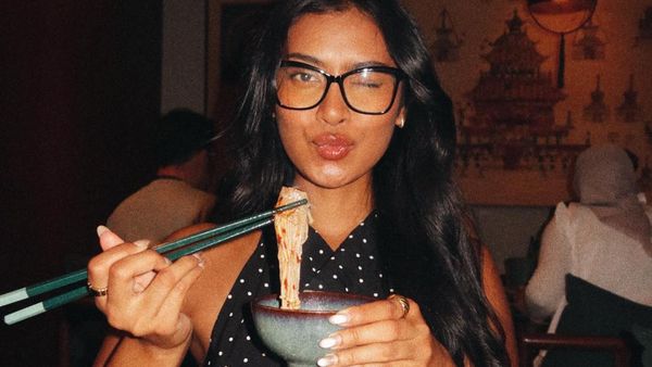 Pesona Agnes Rahajeng saat Makan Hot Pot hingga Jajan Takoyaki di Jepang