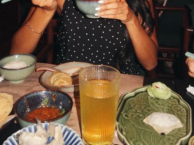 Pesona Agnes Rahajeng saat Makan Hot Pot hingga Jajan Takoyaki di Jepang