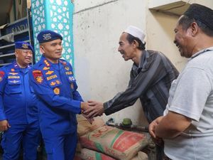 Polairud Polda Metro Salurkan Bantuan Sembako-Kursi Roda ke Warga Jakut
