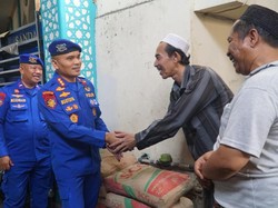 Polairud Polda Metro Salurkan Bantuan Sembako-Kursi Roda ke Warga Jakut