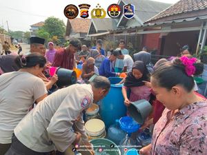 Warga di Kampung Sambiayunan Kekeringan, Polres Serang Beri Air Bersih