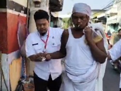 Bikin Resah! Pria Diduga ODGJ 3 Hari Terus Merokok di SPBU Waru Sidoarjo