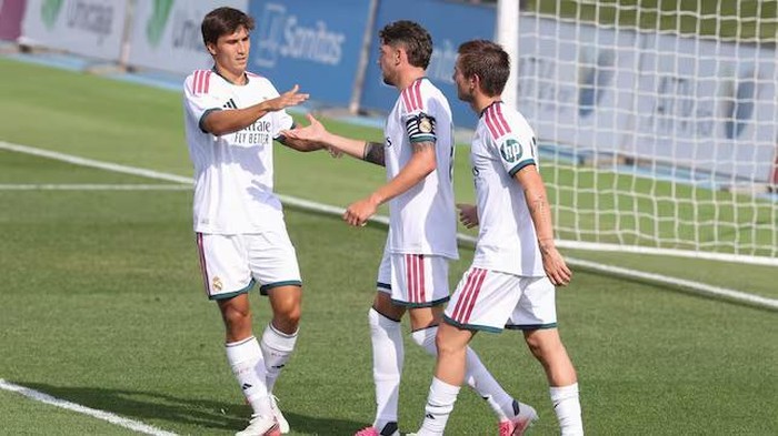 Real Madrid menjalani laga uji coba melawan Leganes. Pasukan Jose Mourinho menang dengan skor 4-1.