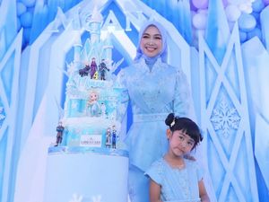 8 Potret Mewah Ultah ke-4 Moana Anak Ria Ricis, Serba Biru Dengan Tema Frozen