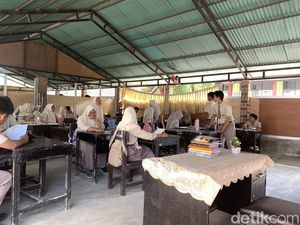 Ruang Kelas Nyaris Roboh, 360 Murid SMAN 1 Gunungsari Belajar di Luar