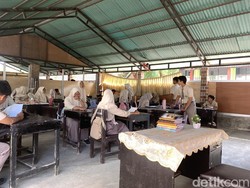 Ruang Kelas Nyaris Roboh, 360 Murid SMAN 1 Gunungsari Belajar di Luar