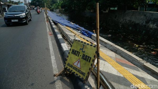Setahun Dibangun, Trotoar di Sawangan Depok Amblas