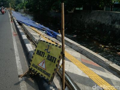 Setahun Dibangun, Trotoar di Sawangan Depok Amblas