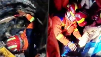 Istri Jatuh ke Lubang 5 Meter, Kisah Suami Turun Dampingi Hingga Bantuan Tiba