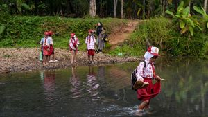 Tanpa Jembatan, Siswa SD di Pandeglang Seberangi Sungai untuk Bersekolah
