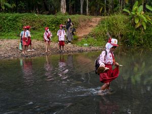 Tanpa Jembatan, Siswa SD di Pandeglang Seberangi Sungai untuk Bersekolah