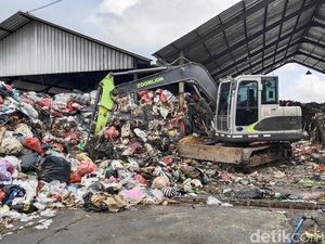 Dipantau Gakkum DLHK, Pengosohan 300 Ton Sampah TPS 3R Sempidi Dikebut
