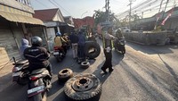 Waspada Truk Pecah Ban di Depan Pasar Benowo, Lalin Macet hingga 1 Km