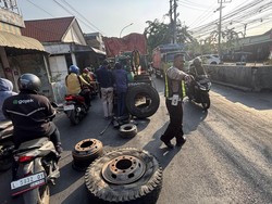 Waspada Truk Pecah Ban di Depan Pasar Benowo, Lalin Macet hingga 1 Km