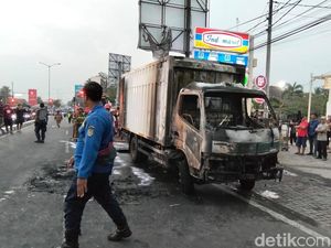 Kawasaki dan Truk Boks Terbakar Usai Tabrakan di Palbapang Magelang