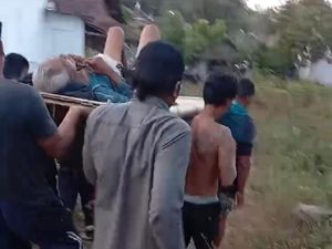 Lansia Cedera Diangkut Truk gegara Desa di Mojokerto Tak Punya Mobil Siaga
