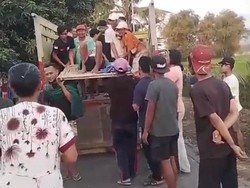 Lansia Cedera di Mojokerto Diangkut Truk gegara Desa Tak Punya Mobil Siaga