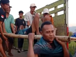 Lansia Sakit di Mojokerto Dibawa Pakai Truk gegara Desa Tak Punya Mobil Siaga