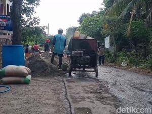 Warga Jrahi Pati Iuran Perbaiki Jalan gegara Tak Kunjung Ditangani