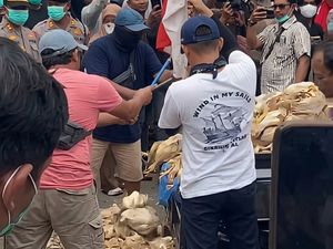 Gerakan Palangka Raya Gelap Segel Kantor PLN, Peternak Bawa Bangkai Ayam
