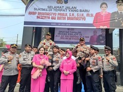 Pedang Pora Iringi Sertijab Kapolres Kediri, AKBP Wahyudin Resmi Menjabat