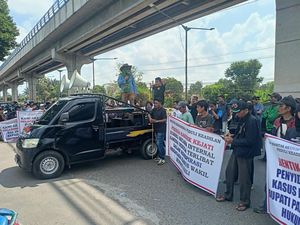Gelar Aksi di Kejati Sumsel, Massa Minta Kasus OTT Wabup PALI Dihentikan